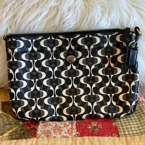 COACH crossbody, great condition without strap. 10 1/2β x 7 1/2β, great value β€οΈ - Picture 1 of 8